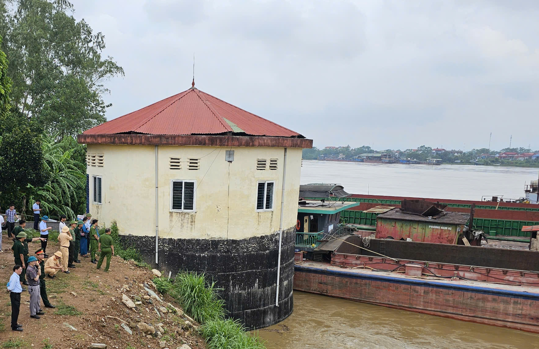 Tăng cường kiểm tra luồng đường thủy, kịp thời đưa phao b&aacute;o hiệu tr&ocirc;i dạt về đ&uacute;ng vị tr&iacute;- Ảnh 2.