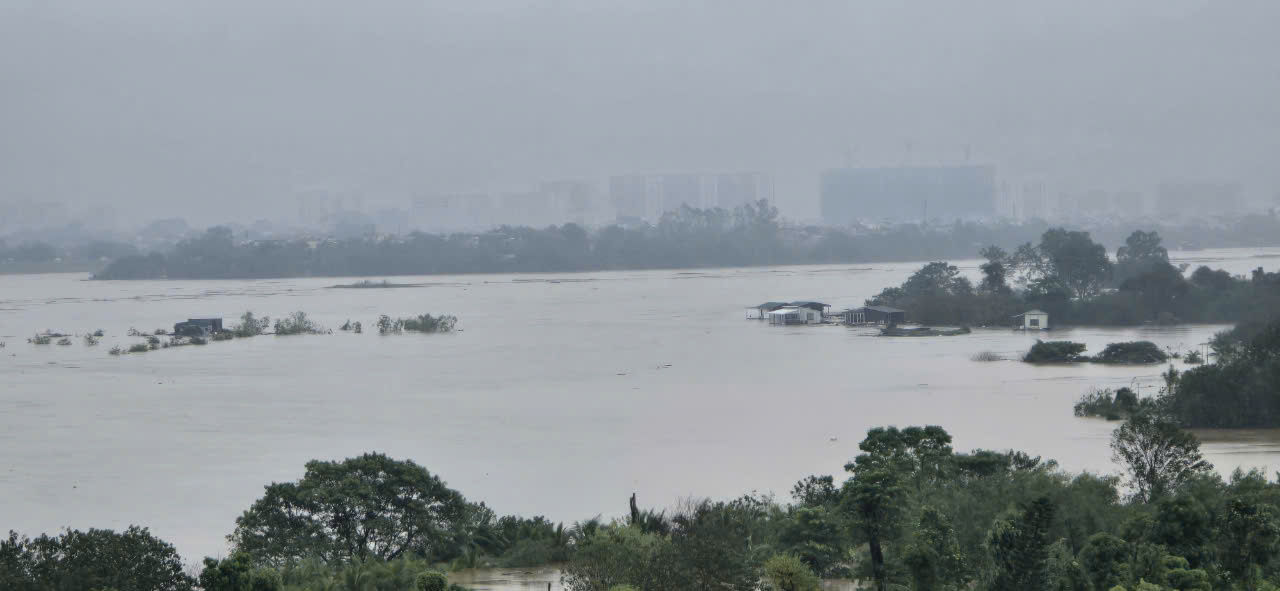 Mưa lũ ở H&agrave; Nội: Đ&oacute;ng cầu Long Bi&ecirc;n, cấm phương tiện đi đường gom Đại lộ Thăng Long- Ảnh 1.