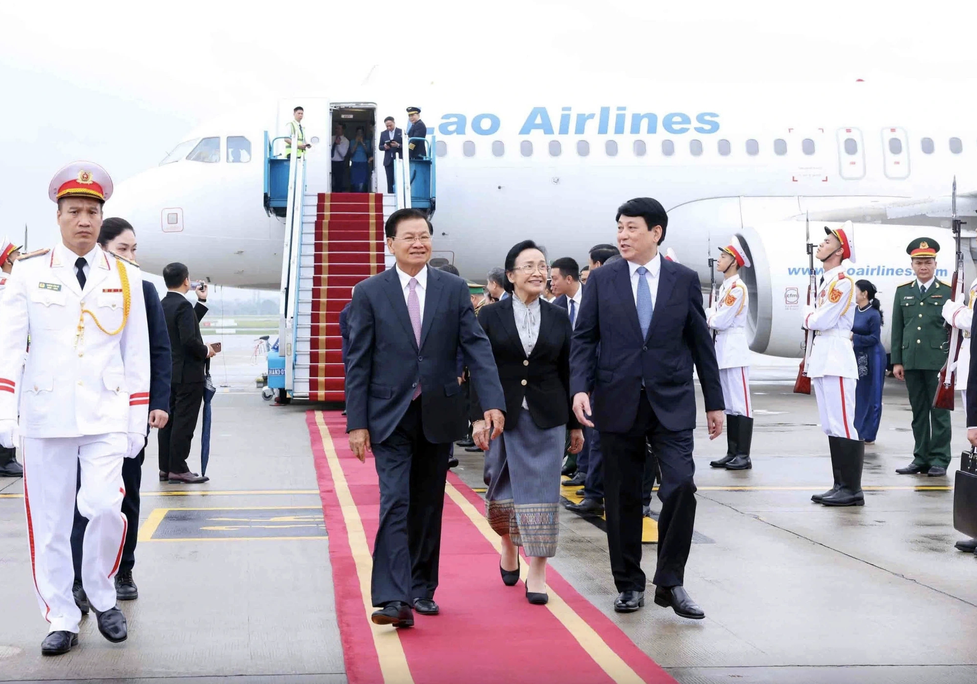 Tổng B&iacute; thư, Chủ tịch nước L&agrave;o đến H&agrave; Nội, bắt đầu chuyến thăm Việt Nam- Ảnh 2.