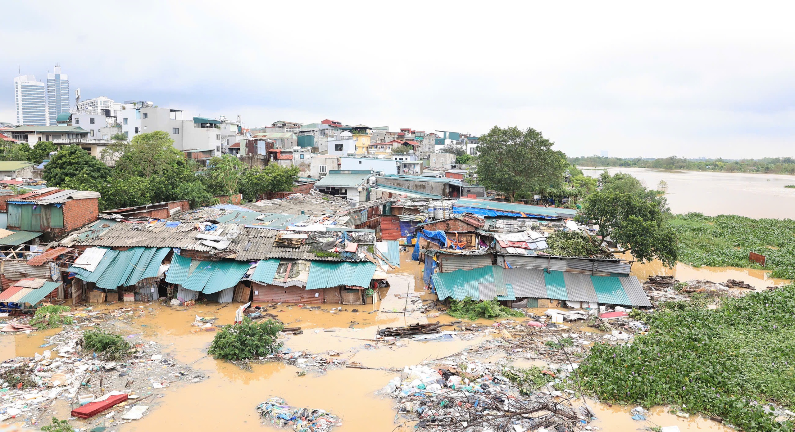 H&agrave; Nội: Lũ s&ocirc;ng Hồng vượt b&aacute;o động 2, di dời hơn 1.000 người d&acirc;n trong đ&ecirc;m- Ảnh 1.