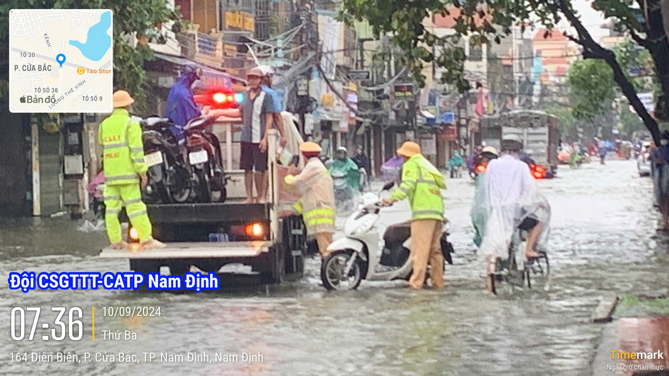 Nhiều khu vực TP Nam Định ngập s&acirc;u, cảnh s&aacute;t d&ugrave;ng xe c&ocirc;ng vụ đưa d&acirc;n qua đường- Ảnh 4.