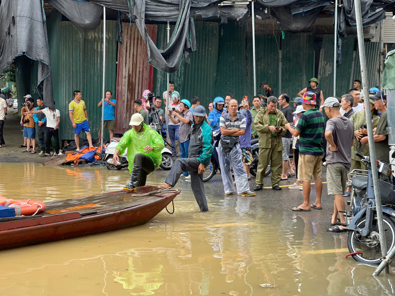 Nước s&ocirc;ng Hồng d&acirc;ng cao, người d&acirc;n ven s&ocirc;ng ở H&agrave; Nội gấp r&uacute;t chuyển đồ đạc- Ảnh 4.