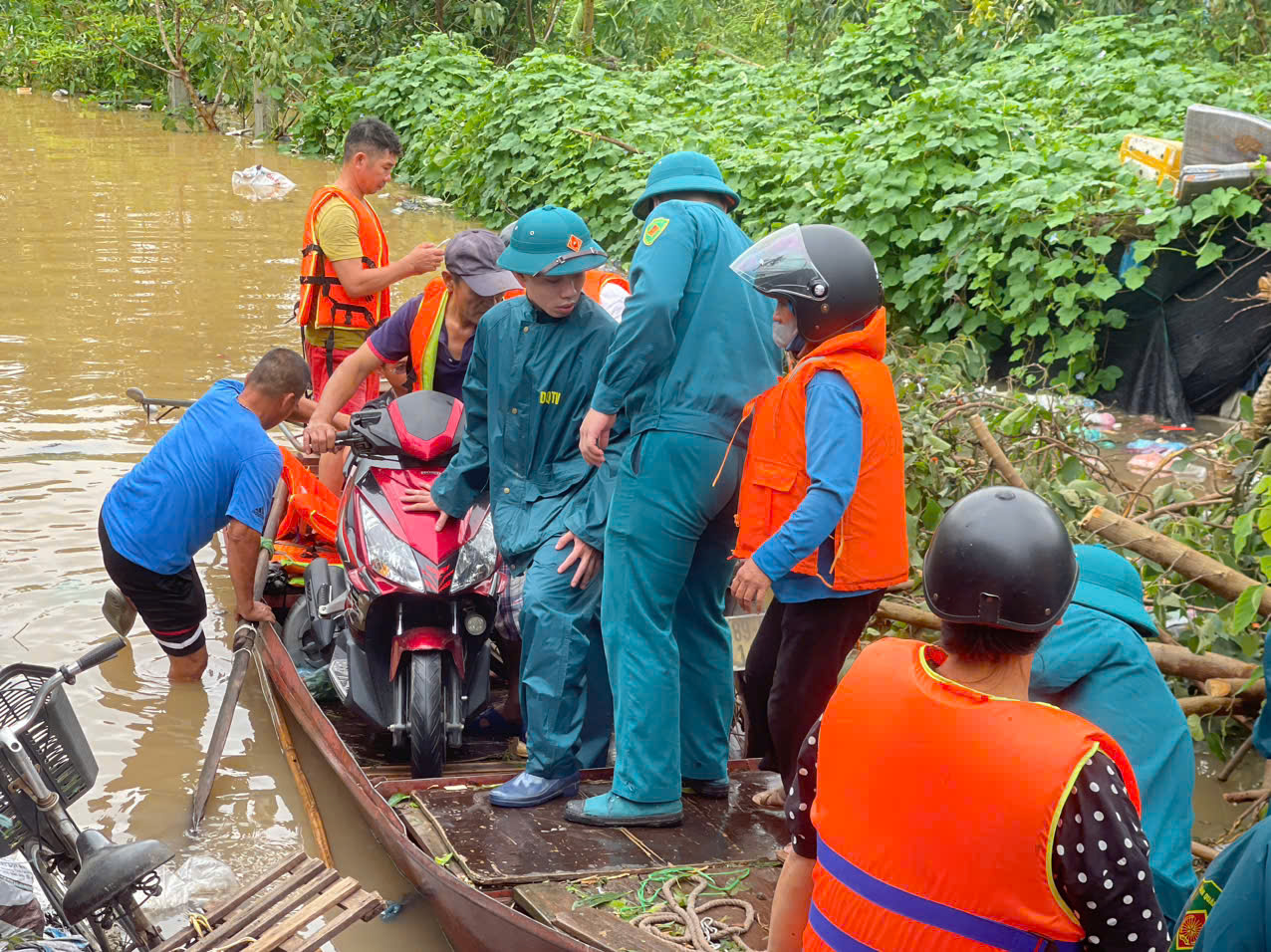 Nước s&ocirc;ng Hồng d&acirc;ng cao, người d&acirc;n ven s&ocirc;ng ở H&agrave; Nội gấp r&uacute;t chuyển đồ đạc- Ảnh 11.