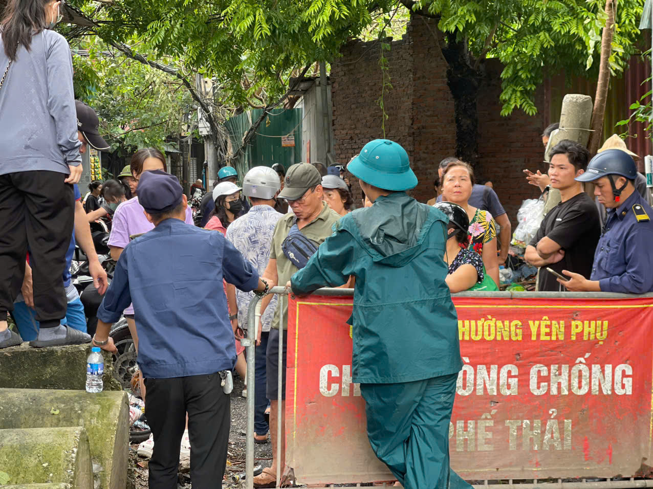 Nước s&ocirc;ng Hồng d&acirc;ng cao, người d&acirc;n ven s&ocirc;ng ở H&agrave; Nội gấp r&uacute;t chuyển đồ đạc- Ảnh 14.