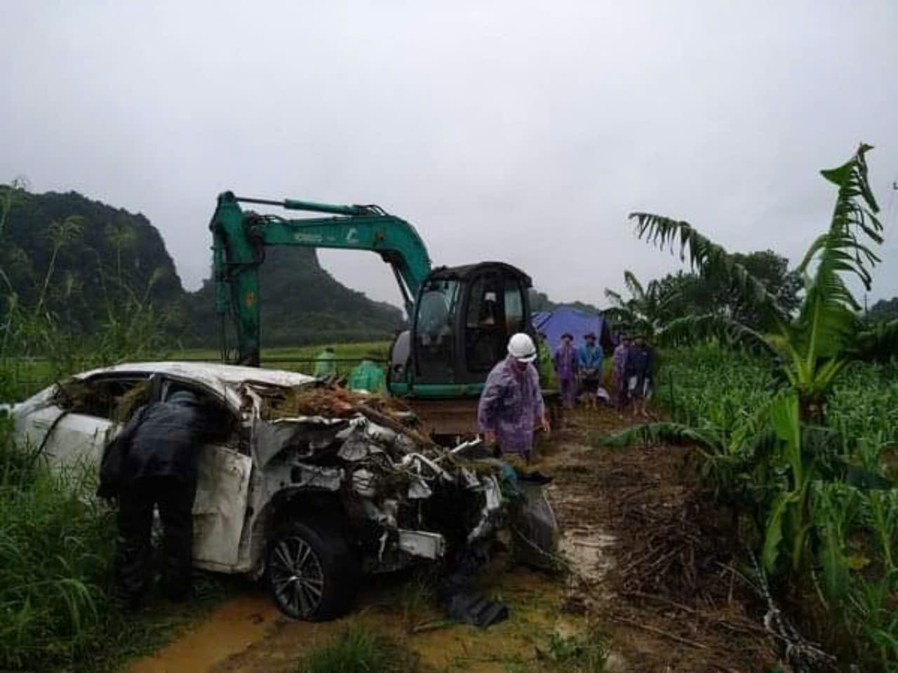 Đi qua cầu tr&agrave;n, &ocirc; t&ocirc; rơi xuống suối khiến 1 qu&acirc;n nh&acirc;n tử vong ở H&ograve;a B&igrave;nh- Ảnh 1.