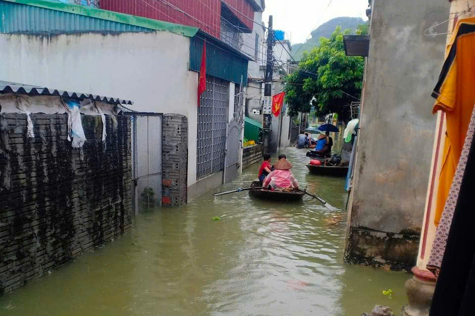H&agrave;ng ngh&igrave;n người ở H&agrave; Nam gia cố đ&ecirc;, chạy lũ cả ng&agrave;y lẫn đ&ecirc;m- Ảnh 15.