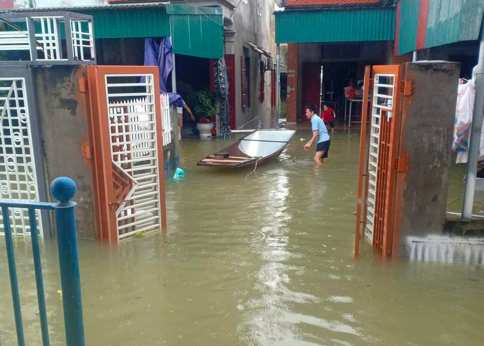 H&agrave;ng ngh&igrave;n người ở H&agrave; Nam gia cố đ&ecirc;, chạy lũ cả ng&agrave;y lẫn đ&ecirc;m- Ảnh 14.