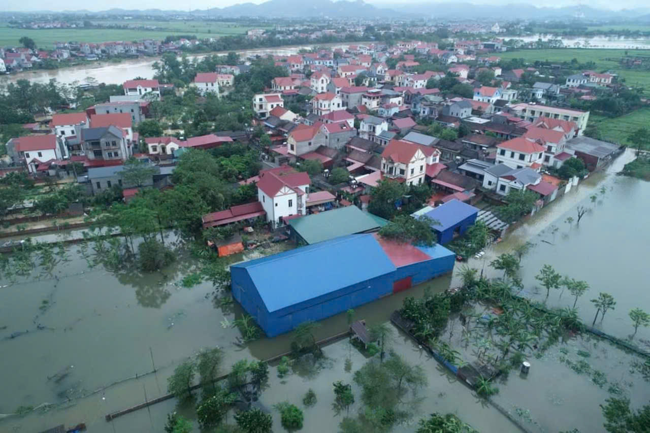 Lũ tr&agrave;n đ&ecirc; bối Bắc Giang, khẩn cấp di dời gần 500 hộ d&acirc;n trong đ&ecirc;m- Ảnh 2.