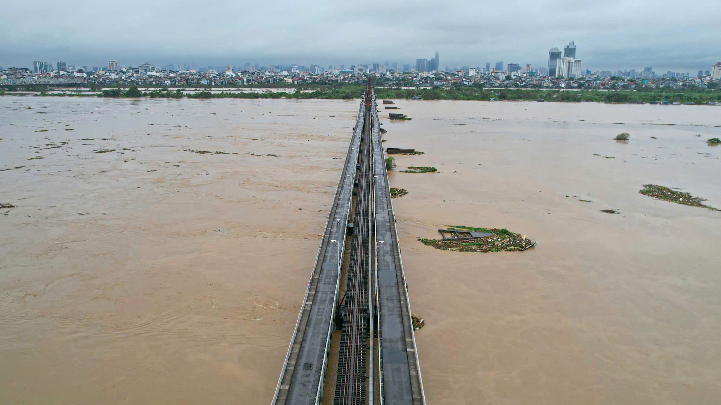 Những c&acirc;y cầu vượt s&ocirc;ng Hồng sau ng&agrave;y hạn chế phương tiện- Ảnh 5.
