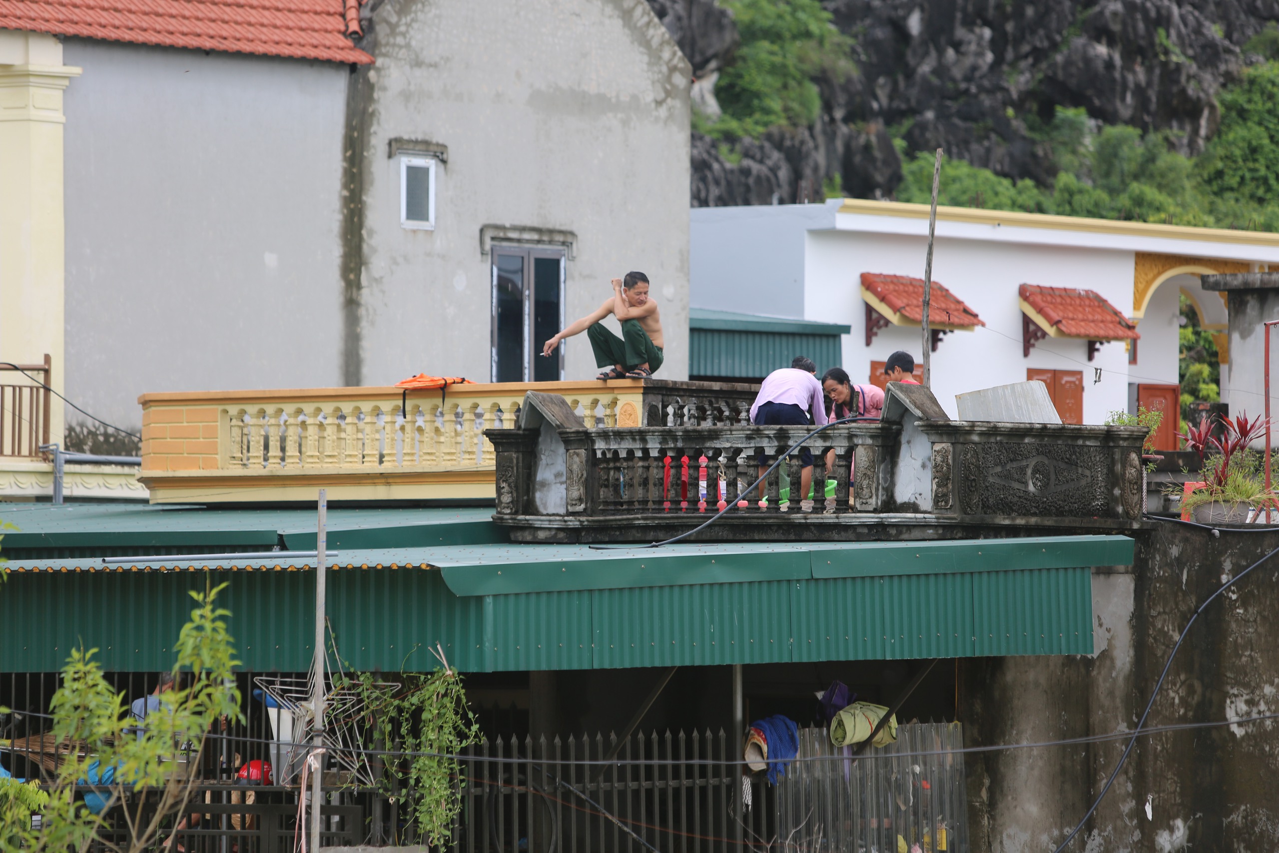 Ninh Bình: 700 hộ bị cô lập, người dân lên mái nhà nhìn nước dâng- Ảnh 19. Ninh Bình: 700 hộ bị cô lập, người dân lên mái nhà nhìn nước dâng- Ảnh 19.