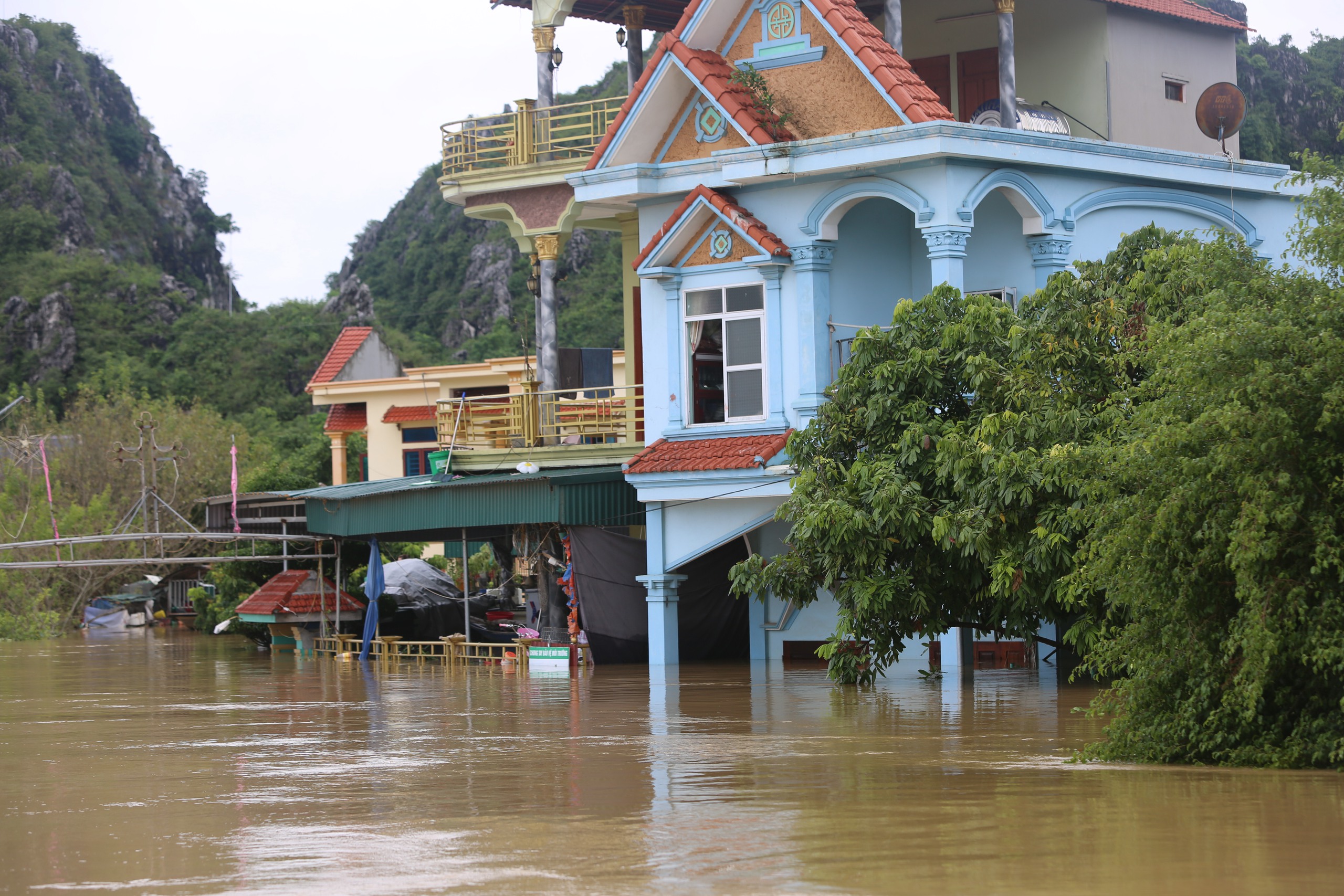 Ninh Bình: 700 hộ bị cô lập, người dân lên mái nhà nhìn nước dâng- Ảnh 13. Ninh Bình: 700 hộ bị cô lập, người dân lên mái nhà nhìn nước dâng- Ảnh 13.