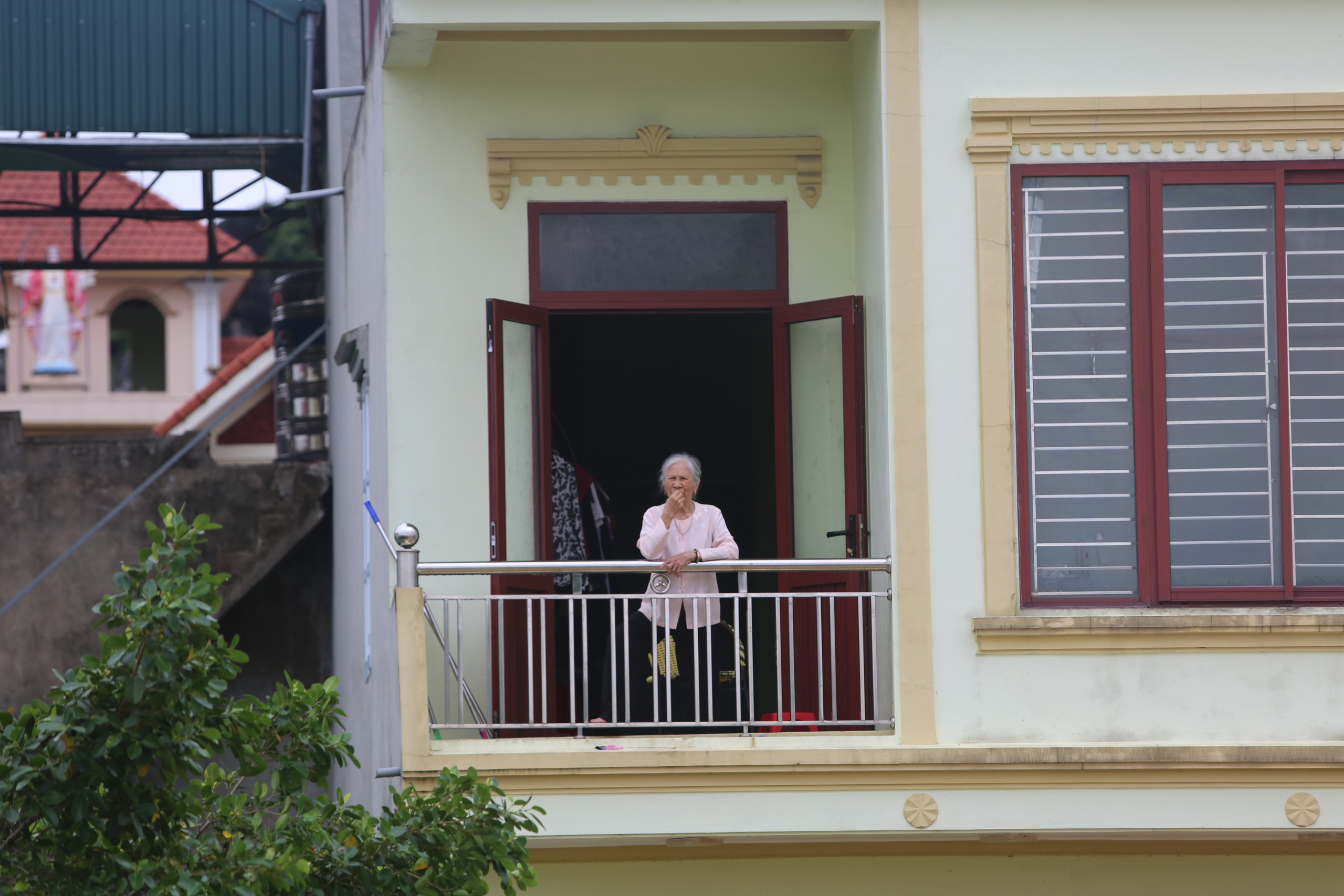 Ninh Bình: 700 hộ bị cô lập, người dân lên mái nhà nhìn nước dâng- Ảnh 20. Ninh Bình: 700 hộ bị cô lập, người dân lên mái nhà nhìn nước dâng- Ảnh 20.