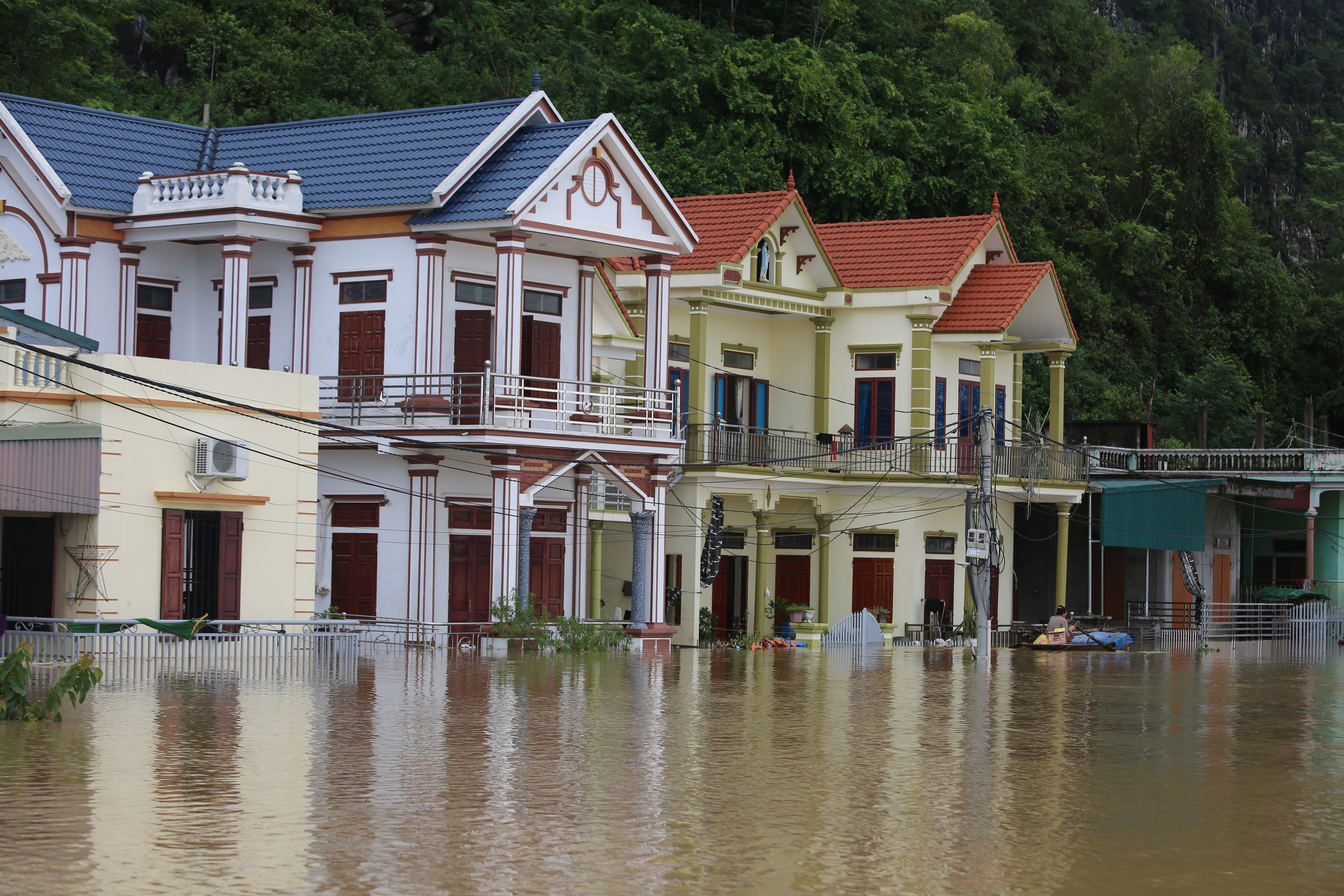 Ninh Bình: 700 hộ bị cô lập, người dân lên mái nhà nhìn nước dâng- Ảnh 10. Ninh Bình: 700 hộ bị cô lập, người dân lên mái nhà nhìn nước dâng- Ảnh 10.