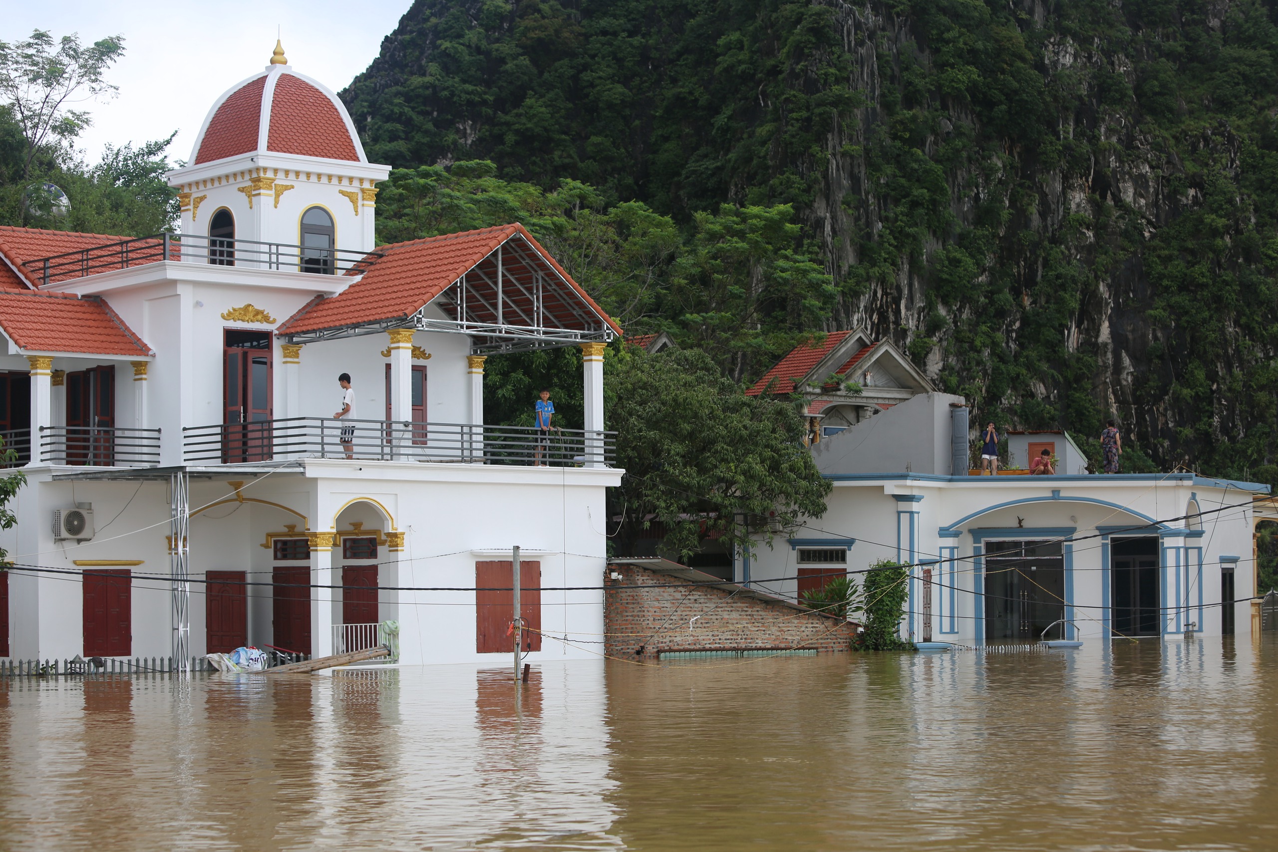 Ninh Bình: 700 hộ bị cô lập, người dân lên mái nhà nhìn nước dâng- Ảnh 12. Ninh Bình: 700 hộ bị cô lập, người dân lên mái nhà nhìn nước dâng- Ảnh 12.