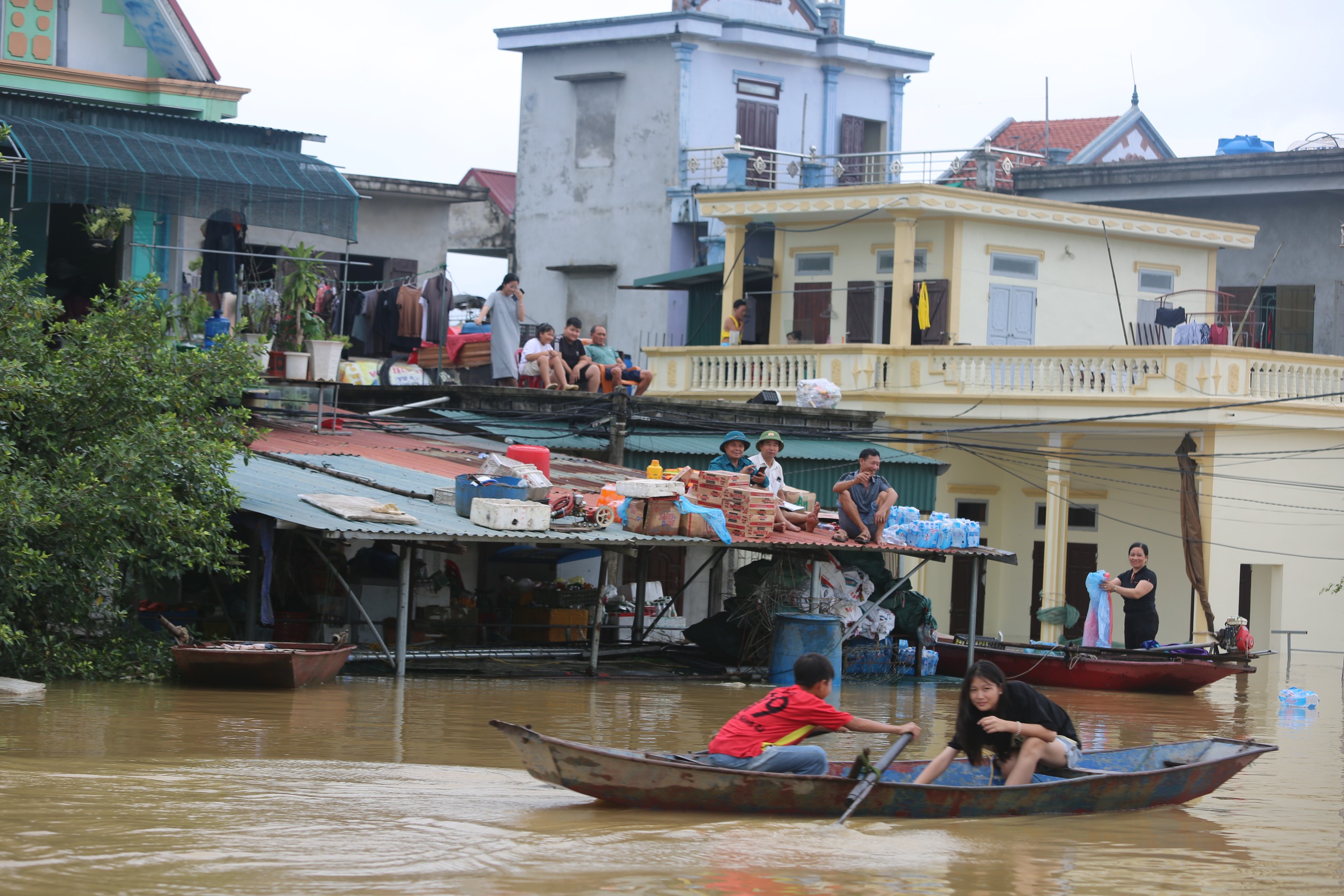 Ninh Bình: 700 hộ bị cô lập, người dân lên mái nhà nhìn nước dâng- Ảnh 16. Ninh Bình: 700 hộ bị cô lập, người dân lên mái nhà nhìn nước dâng- Ảnh 16.