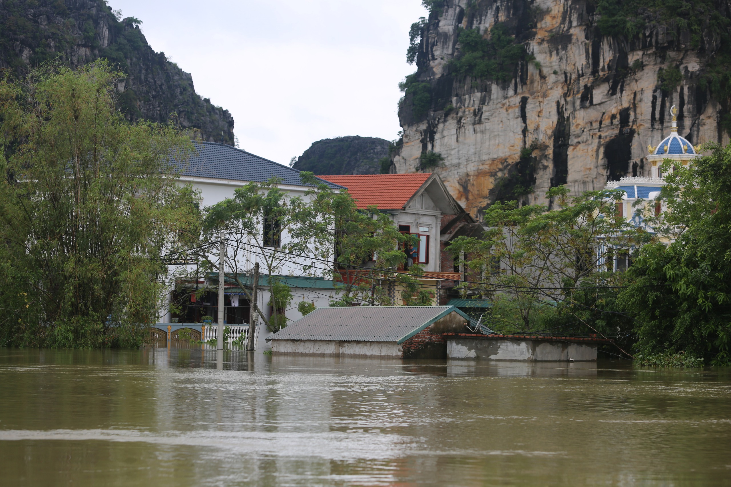 Ninh Bình: 700 hộ bị cô lập, người dân lên mái nhà nhìn nước dâng- Ảnh 9. Ninh Bình: 700 hộ bị cô lập, người dân lên mái nhà nhìn nước dâng- Ảnh 9.
