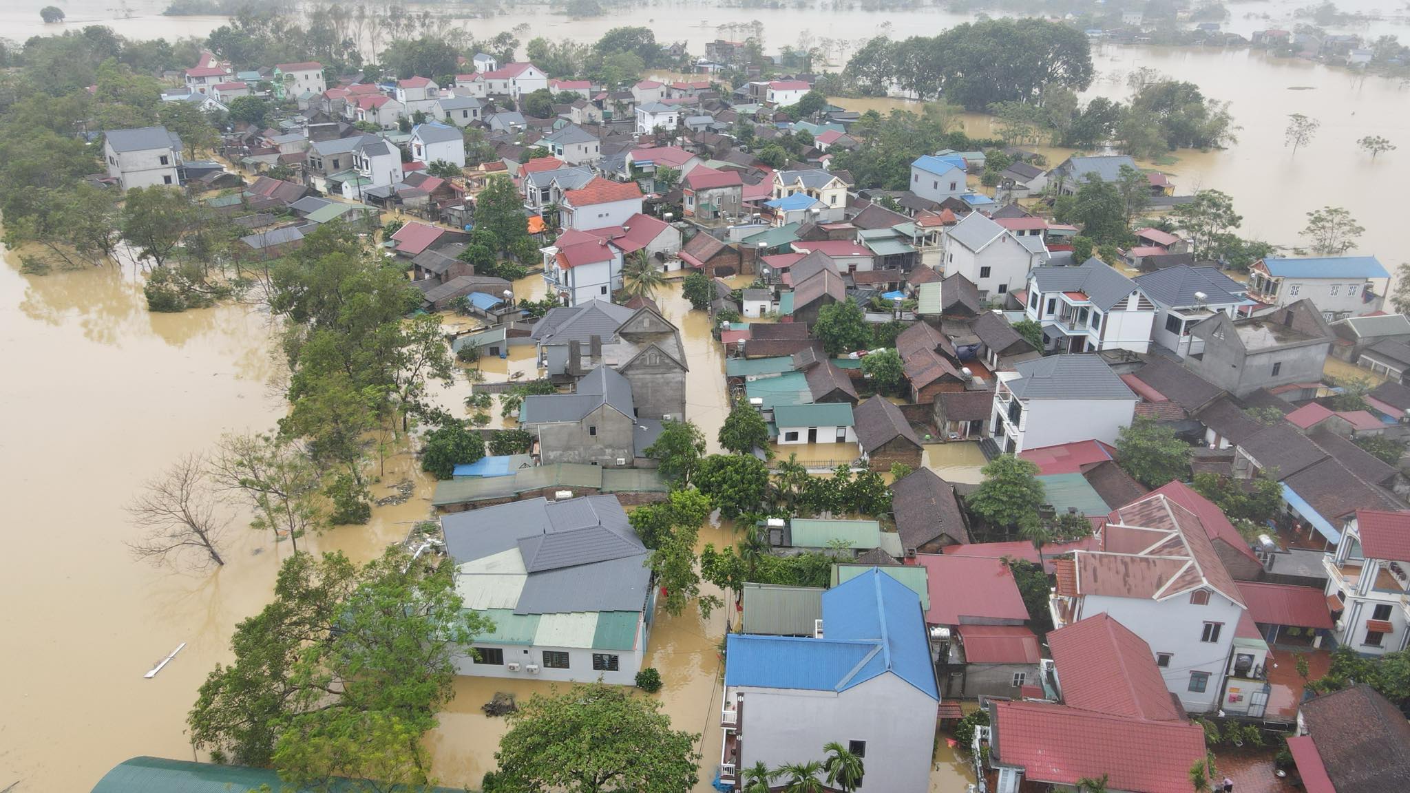 Nước tr&agrave;n đ&ecirc; s&ocirc;ng B&ugrave;i, nhiều nh&agrave; ở Chương Mỹ ngập ngang m&aacute;i- Ảnh 1.