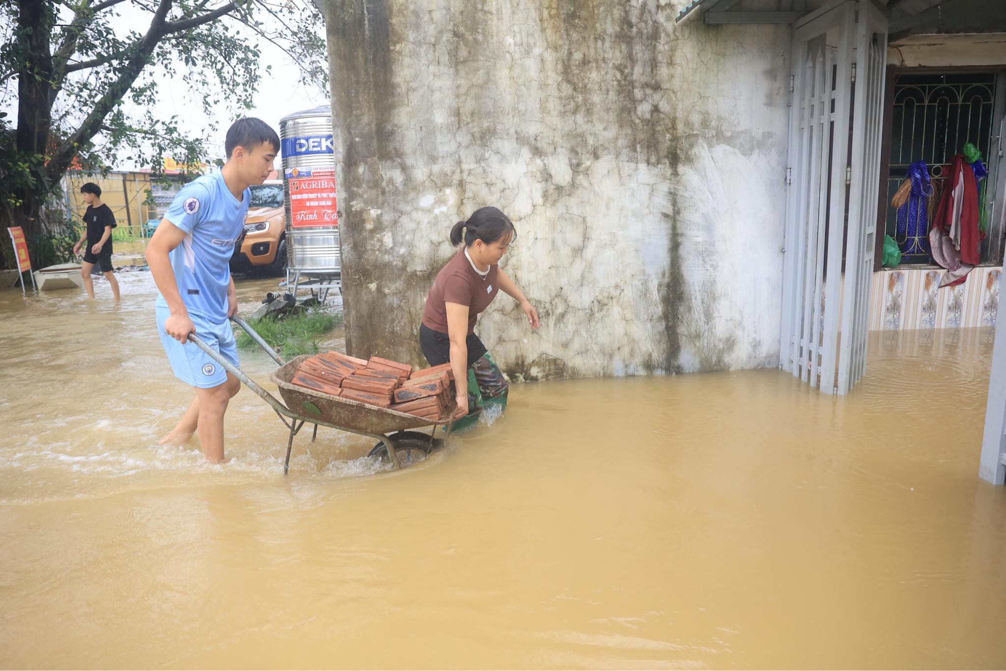 Nước tr&agrave;n đ&ecirc; s&ocirc;ng B&ugrave;i, nhiều nh&agrave; ở Chương Mỹ ngập ngang m&aacute;i- Ảnh 11.