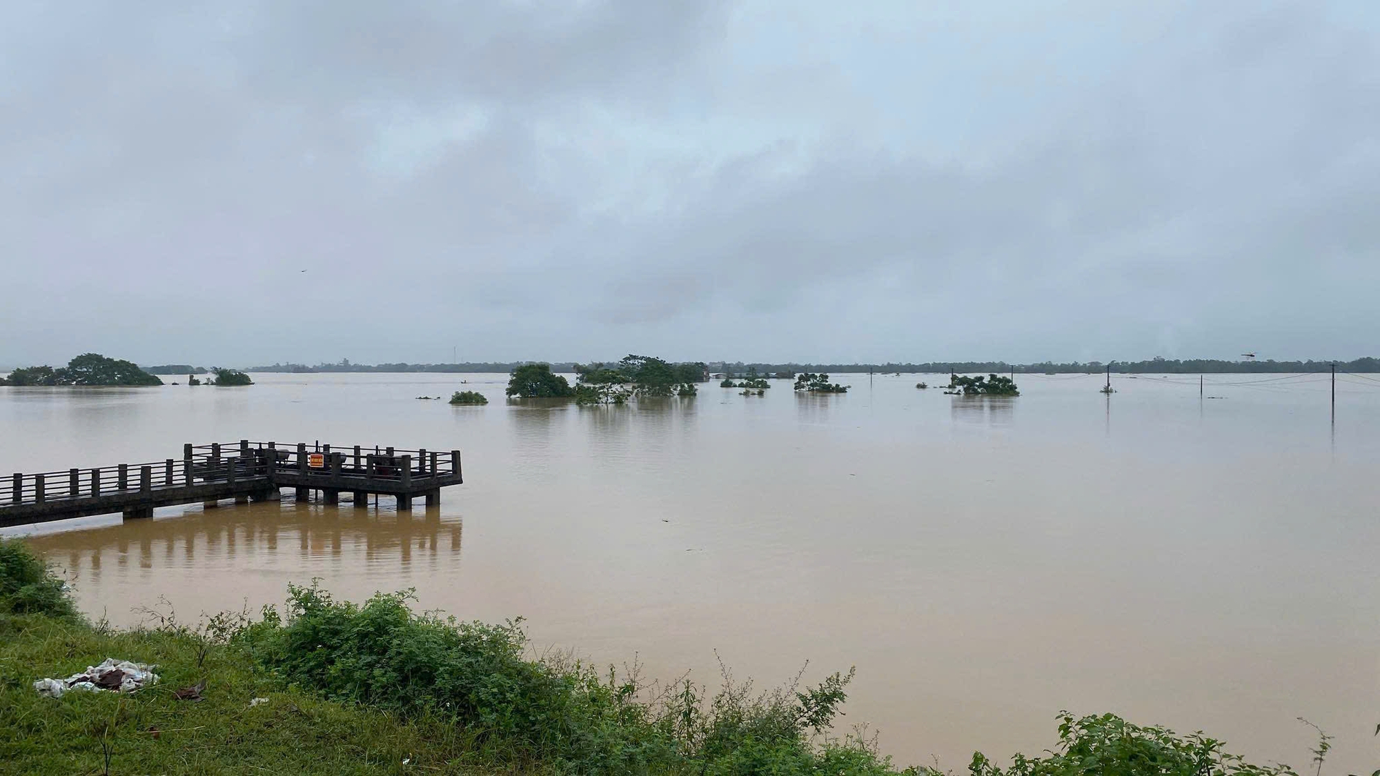 Vĩnh Ph&uacute;c: Bục cống cầu Triệu, nước s&ocirc;ng tr&agrave;n v&agrave;o trong đ&ecirc;- Ảnh 1.