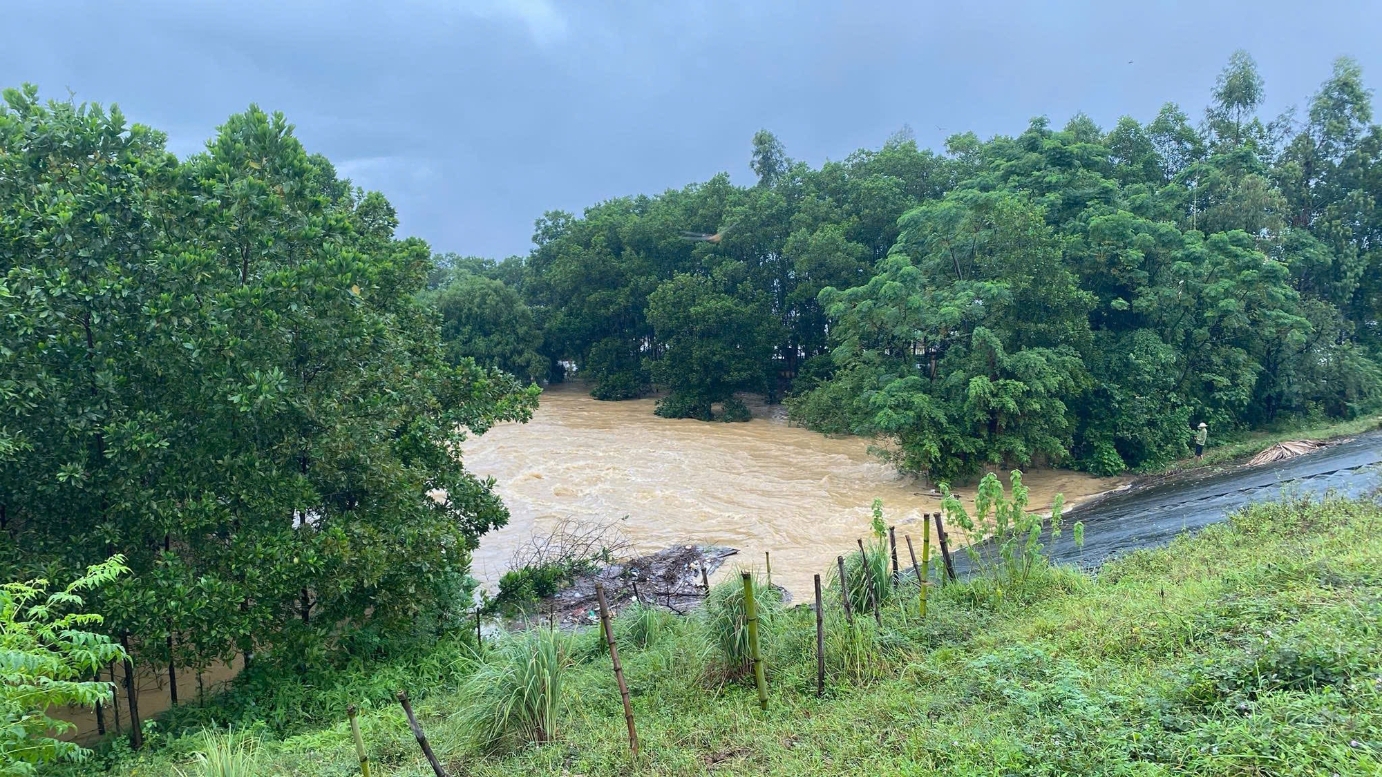 Vĩnh Ph&uacute;c: Bục cống cầu Triệu, nước s&ocirc;ng tr&agrave;n v&agrave;o trong đ&ecirc;- Ảnh 2.