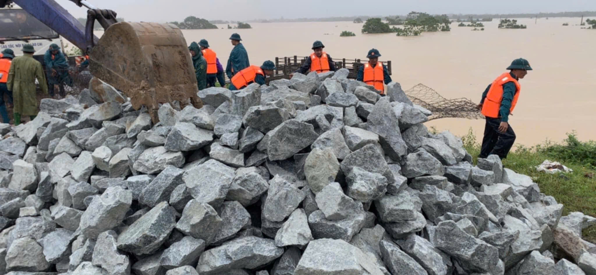 Vĩnh Ph&uacute;c: Bục cống cầu Triệu, nước s&ocirc;ng tr&agrave;n v&agrave;o trong đ&ecirc;- Ảnh 4.