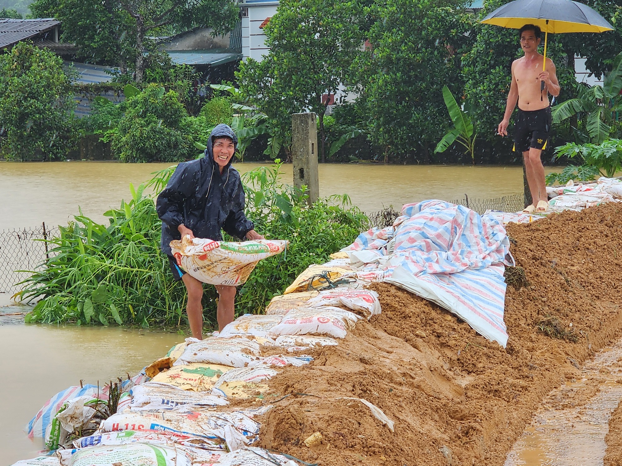 Tuy&ecirc;n Quang: Người d&acirc;n đắp đ&ecirc;, chạy lợn trong đ&ecirc;m- Ảnh 10.