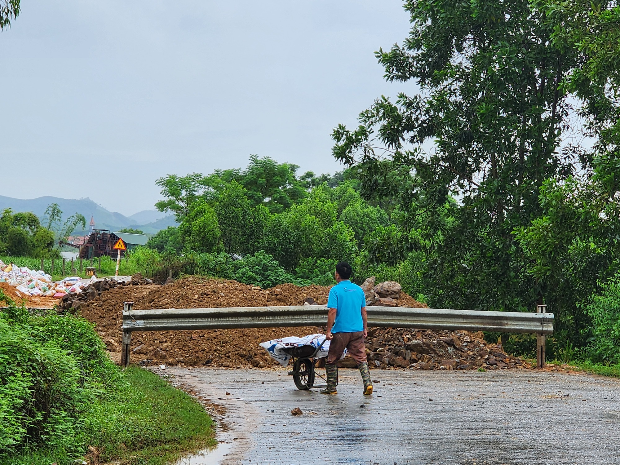 Tuy&ecirc;n Quang: Người d&acirc;n đắp đ&ecirc;, chạy lợn trong đ&ecirc;m- Ảnh 8.
