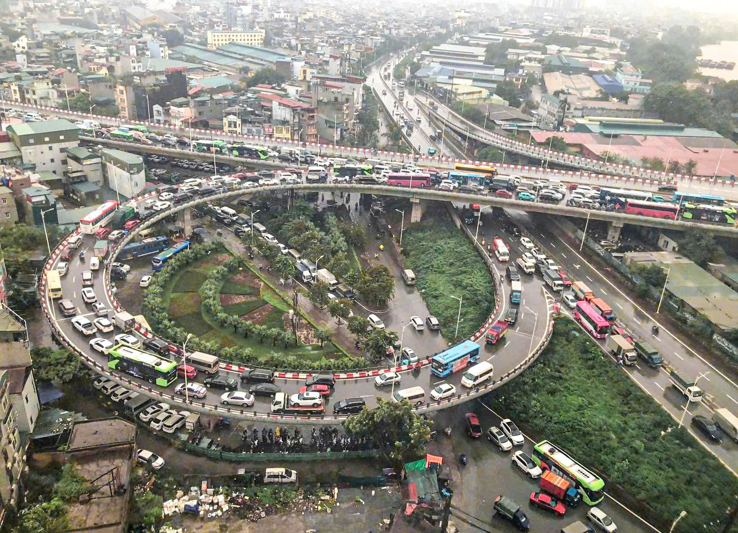 Những c&acirc;y cầu vượt s&ocirc;ng Hồng sau ng&agrave;y hạn chế phương tiện- Ảnh 9.