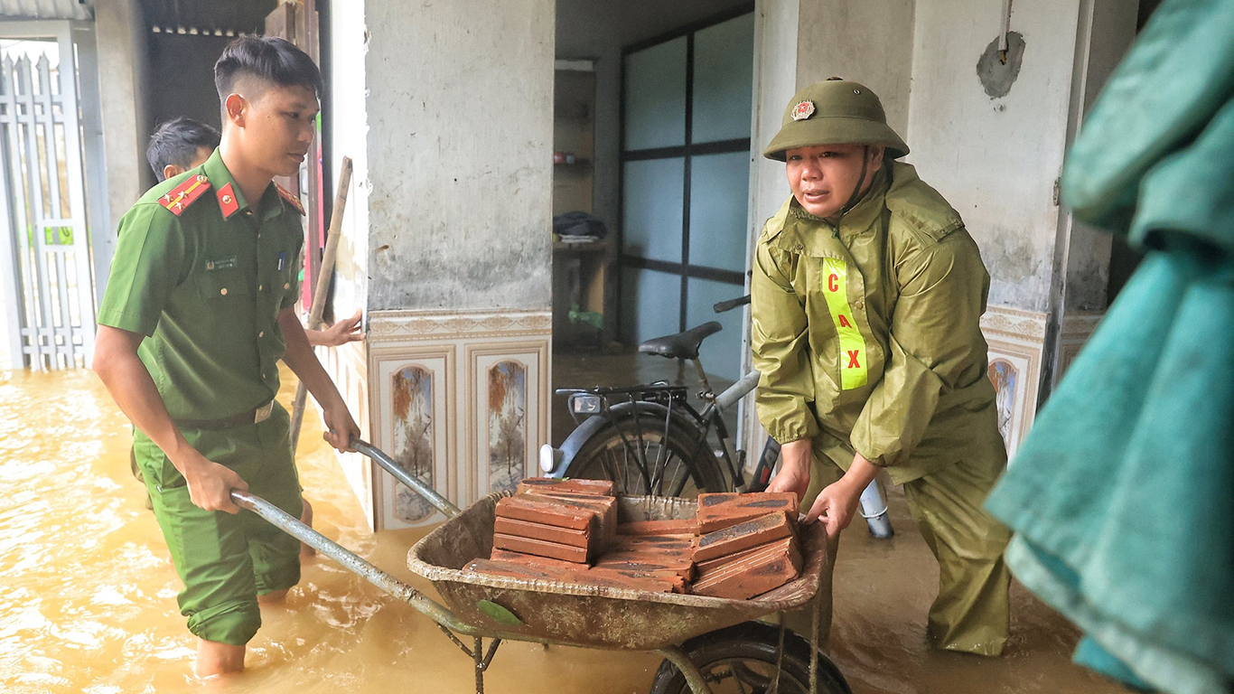 Nước tr&agrave;n đ&ecirc; s&ocirc;ng B&ugrave;i, nhiều nh&agrave; ở Chương Mỹ ngập ngang m&aacute;i- Ảnh 12.