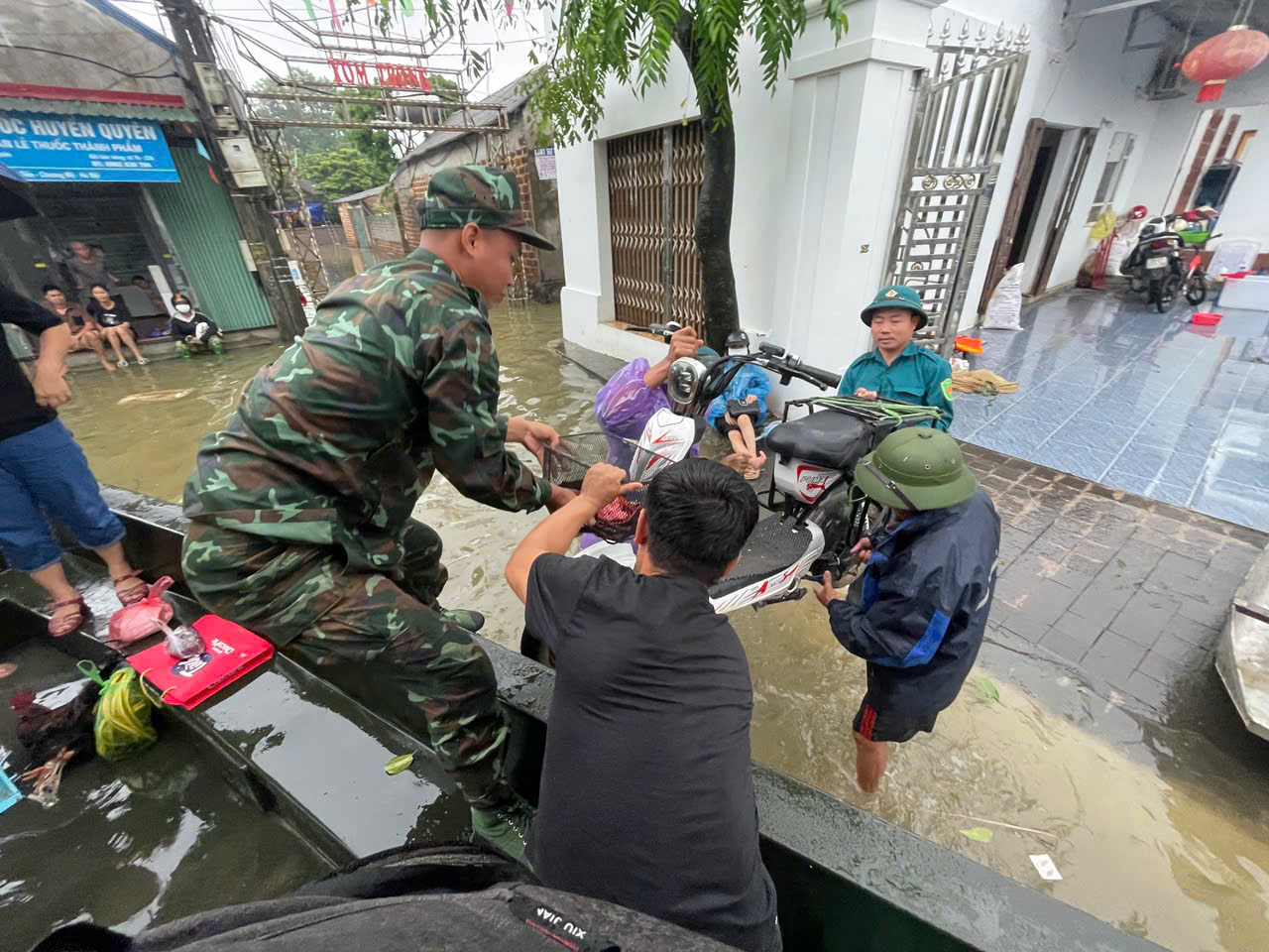 Nước tr&agrave;n đ&ecirc; s&ocirc;ng B&ugrave;i, nhiều nh&agrave; ở Chương Mỹ ngập ngang m&aacute;i- Ảnh 10.