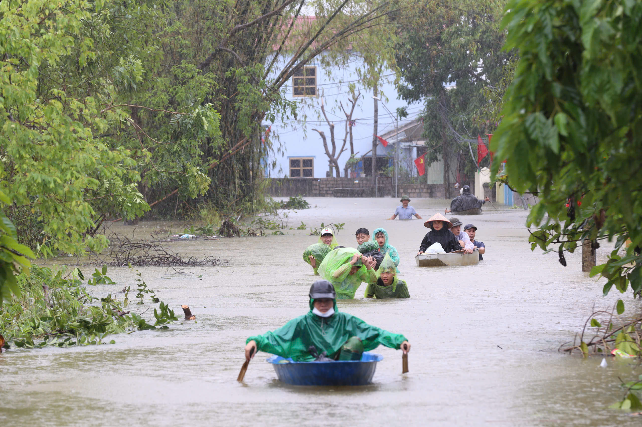 Nước tr&agrave;n đ&ecirc; s&ocirc;ng B&ugrave;i, nhiều nh&agrave; ở Chương Mỹ ngập ngang m&aacute;i- Ảnh 4.