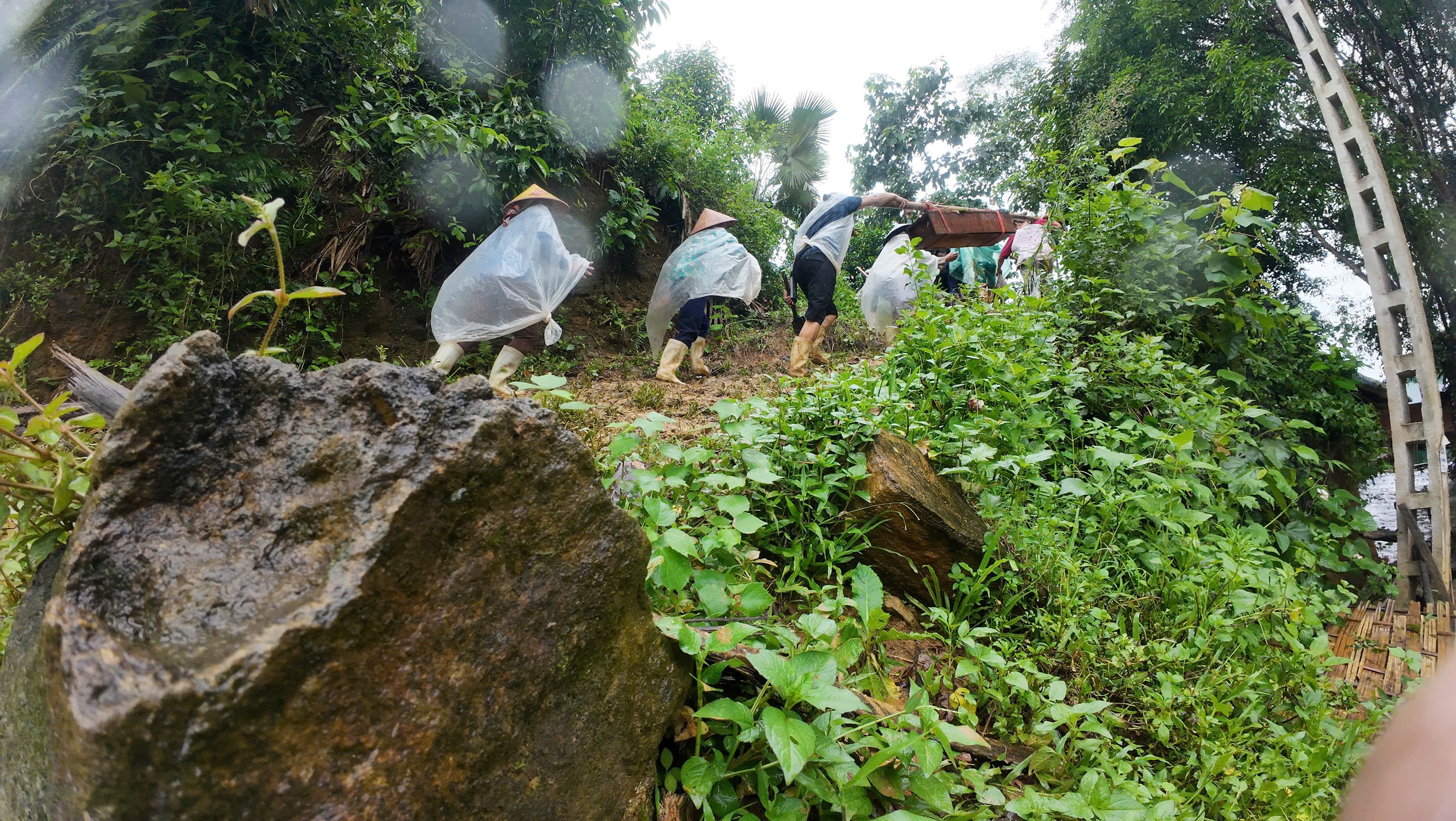 Tang thương L&agrave;ng Nủ sau lũ qu&eacute;t: X&oacute;t xa cảnh bộ đội đưa d&atilde;y quan t&agrave;i l&ecirc;n n&uacute;i- Ảnh 13.