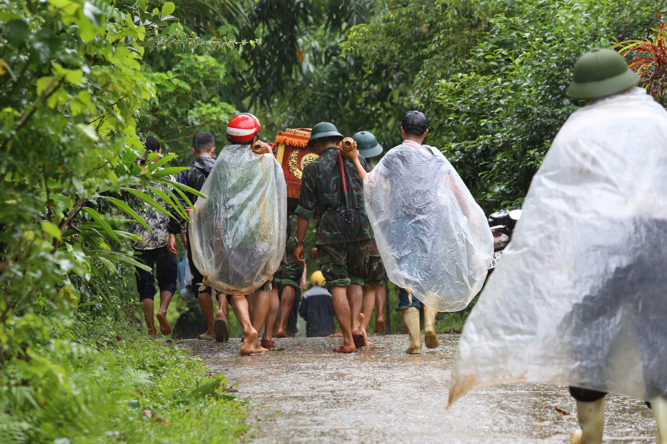 Tang thương L&agrave;ng Nủ sau lũ qu&eacute;t: X&oacute;t xa cảnh bộ đội đưa d&atilde;y quan t&agrave;i l&ecirc;n n&uacute;i- Ảnh 12.