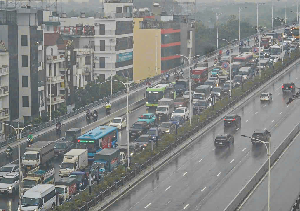 Những c&acirc;y cầu vượt s&ocirc;ng Hồng sau ng&agrave;y hạn chế phương tiện- Ảnh 11.