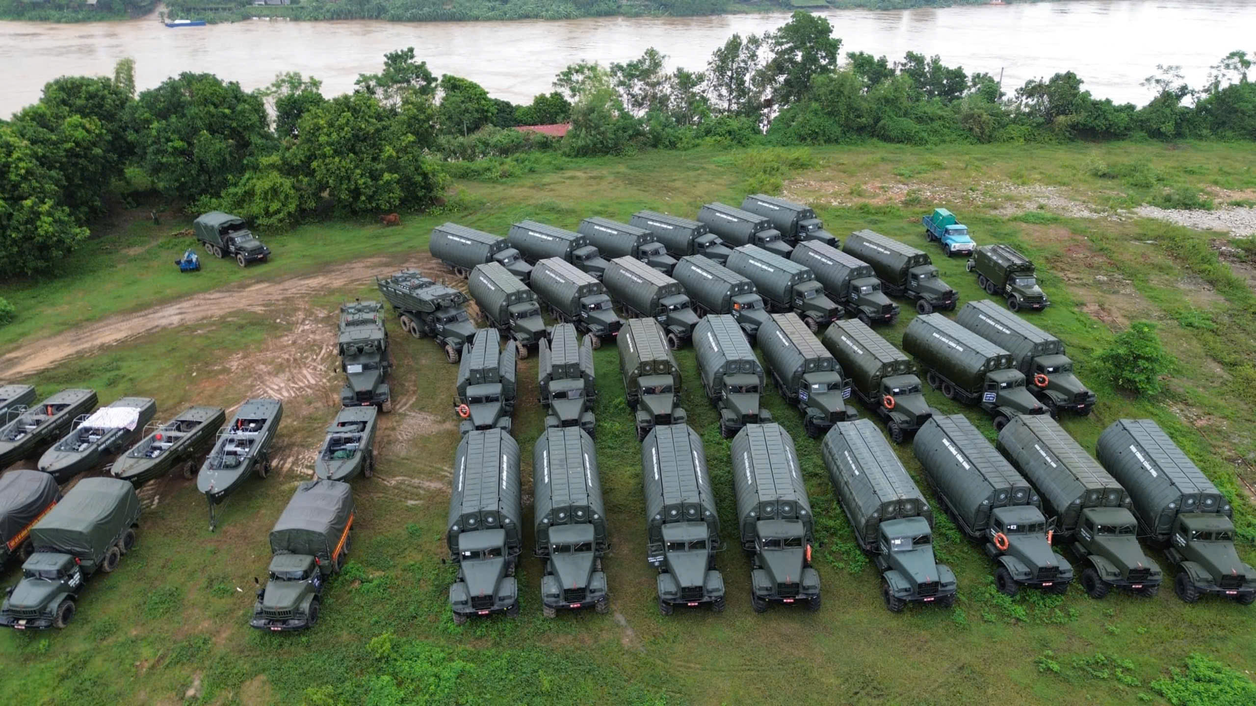 Cận cảnh c&ocirc;ng binh tập kết thiết bị nhưng chưa thể dựng cầu phao tạm v&igrave; nước xiết- Ảnh 2.