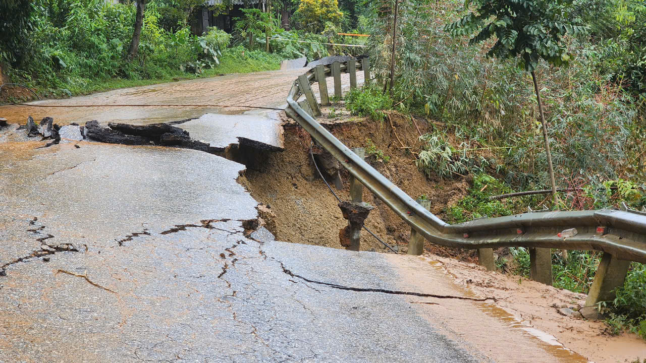 Nhiều quốc lộ ở c&aacute;c tỉnh miền n&uacute;i hư hỏng nghi&ecirc;m trọng, nguy cơ sạt lở c&ograve;n cao- Ảnh 3.