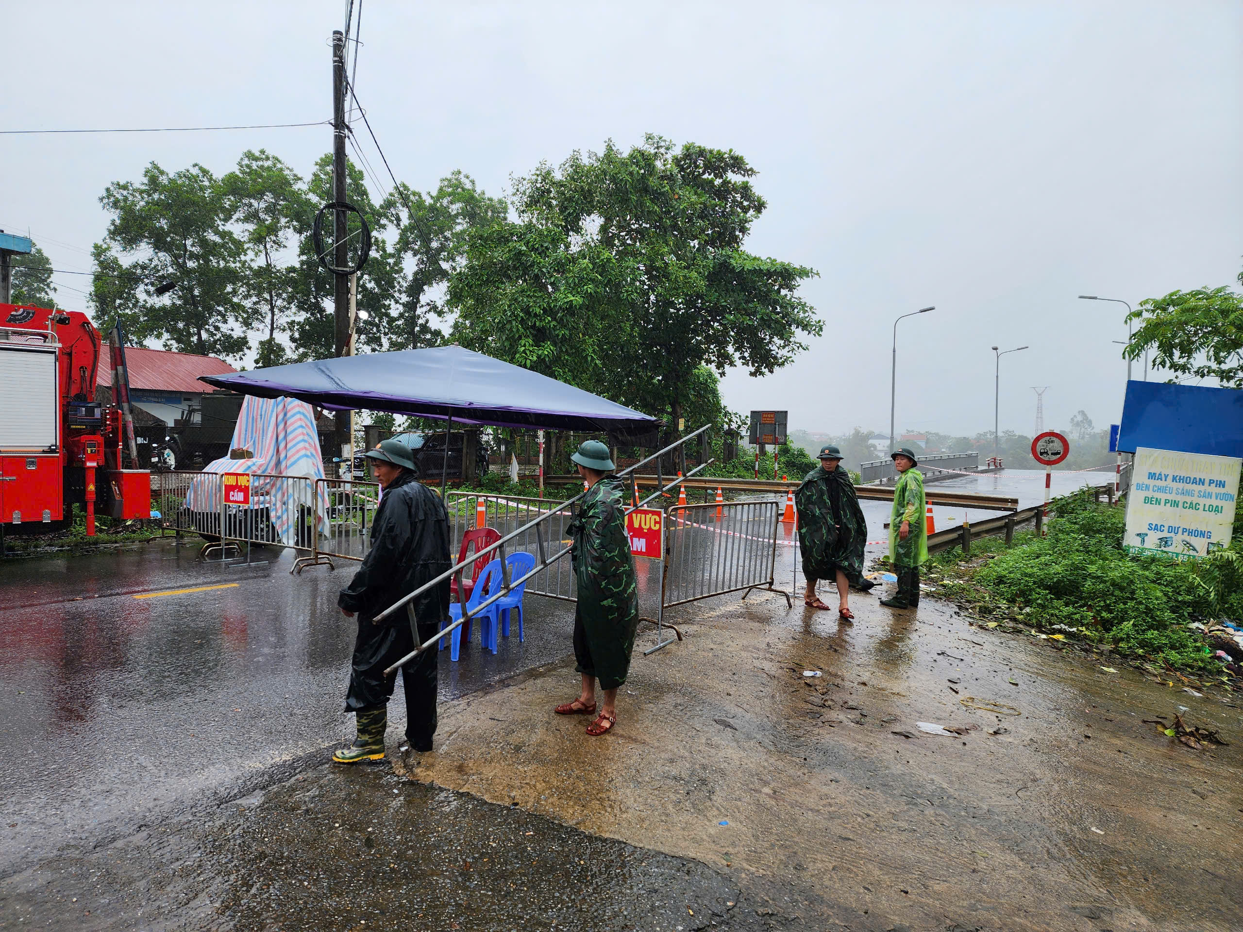 Cận cảnh c&ocirc;ng binh tập kết thiết bị nhưng chưa thể dựng cầu phao tạm v&igrave; nước xiết- Ảnh 3.