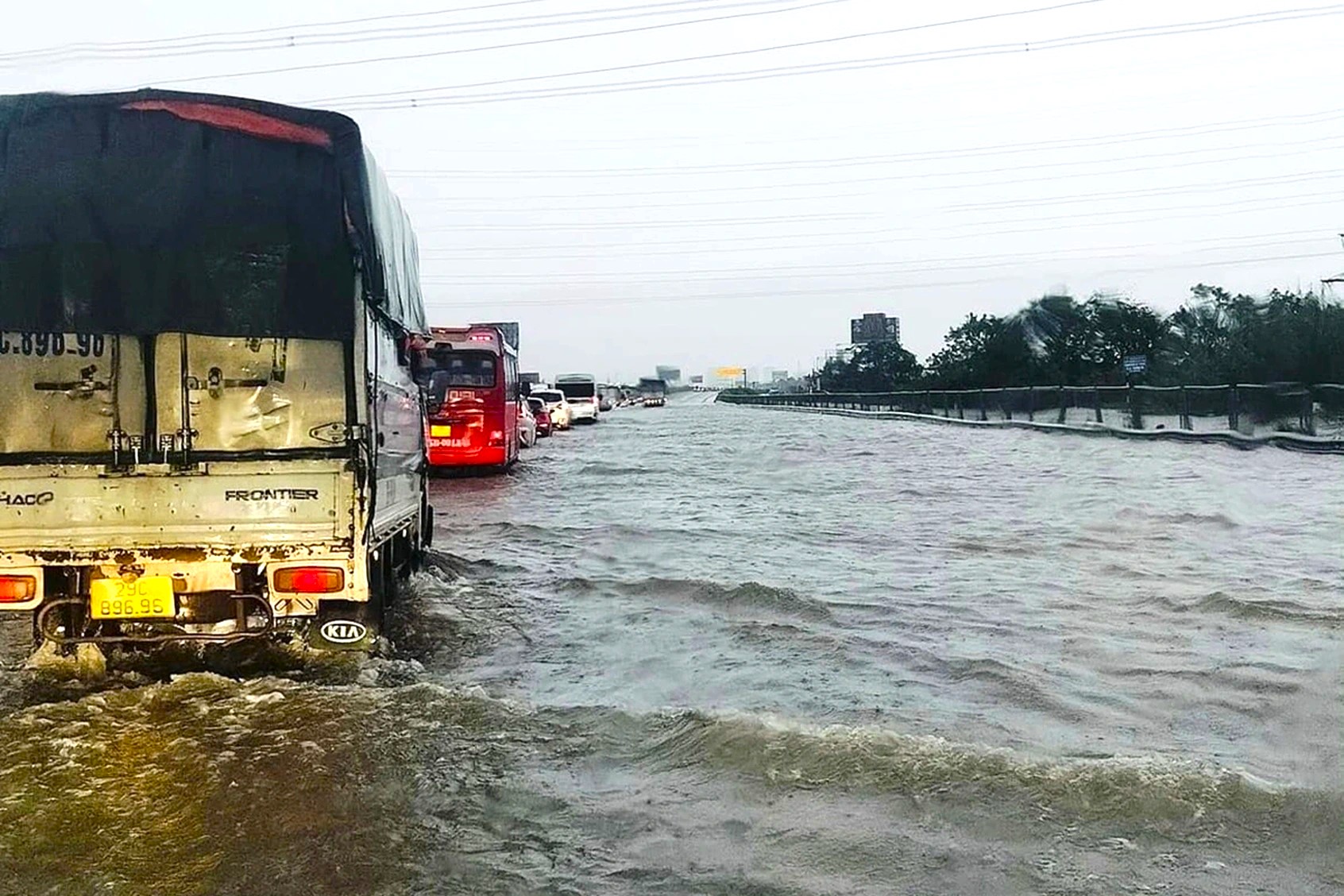 Đề nghị trạm bơm hoạt động hết c&ocirc;ng suất, "giải cứu" cao tốc Ph&aacute;p V&acirc;n - Cầu Giẽ- Ảnh 1.