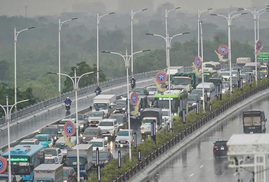 Những c&acirc;y cầu vượt s&ocirc;ng Hồng sau ng&agrave;y hạn chế phương tiện- Ảnh 12.