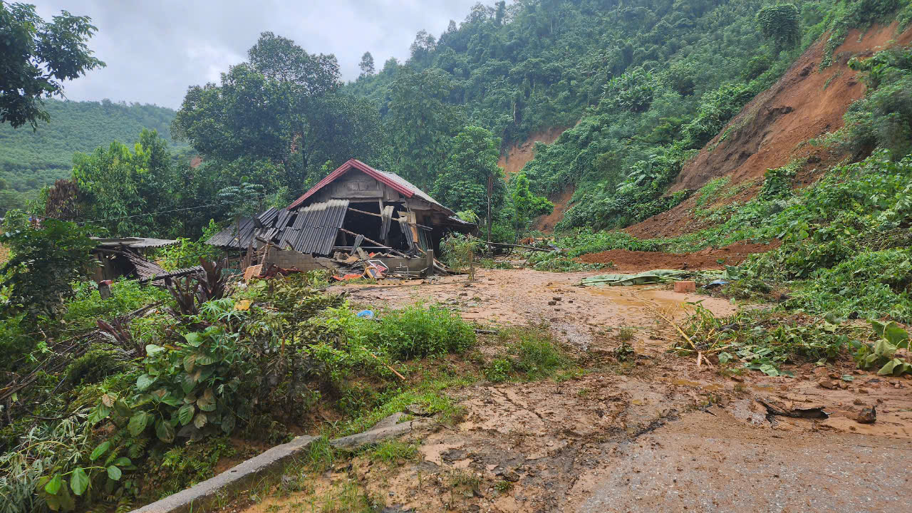 Nhiều quốc lộ ở c&aacute;c tỉnh miền n&uacute;i hư hỏng nghi&ecirc;m trọng, nguy cơ sạt lở c&ograve;n cao- Ảnh 4.