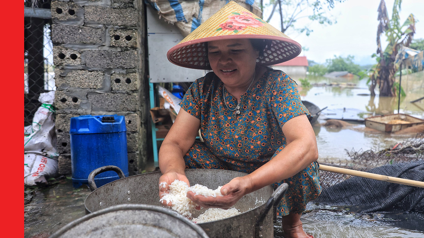 Nước tr&agrave;n đ&ecirc; s&ocirc;ng B&ugrave;i, nhiều nh&agrave; ở Chương Mỹ ngập ngang m&aacute;i- Ảnh 8.