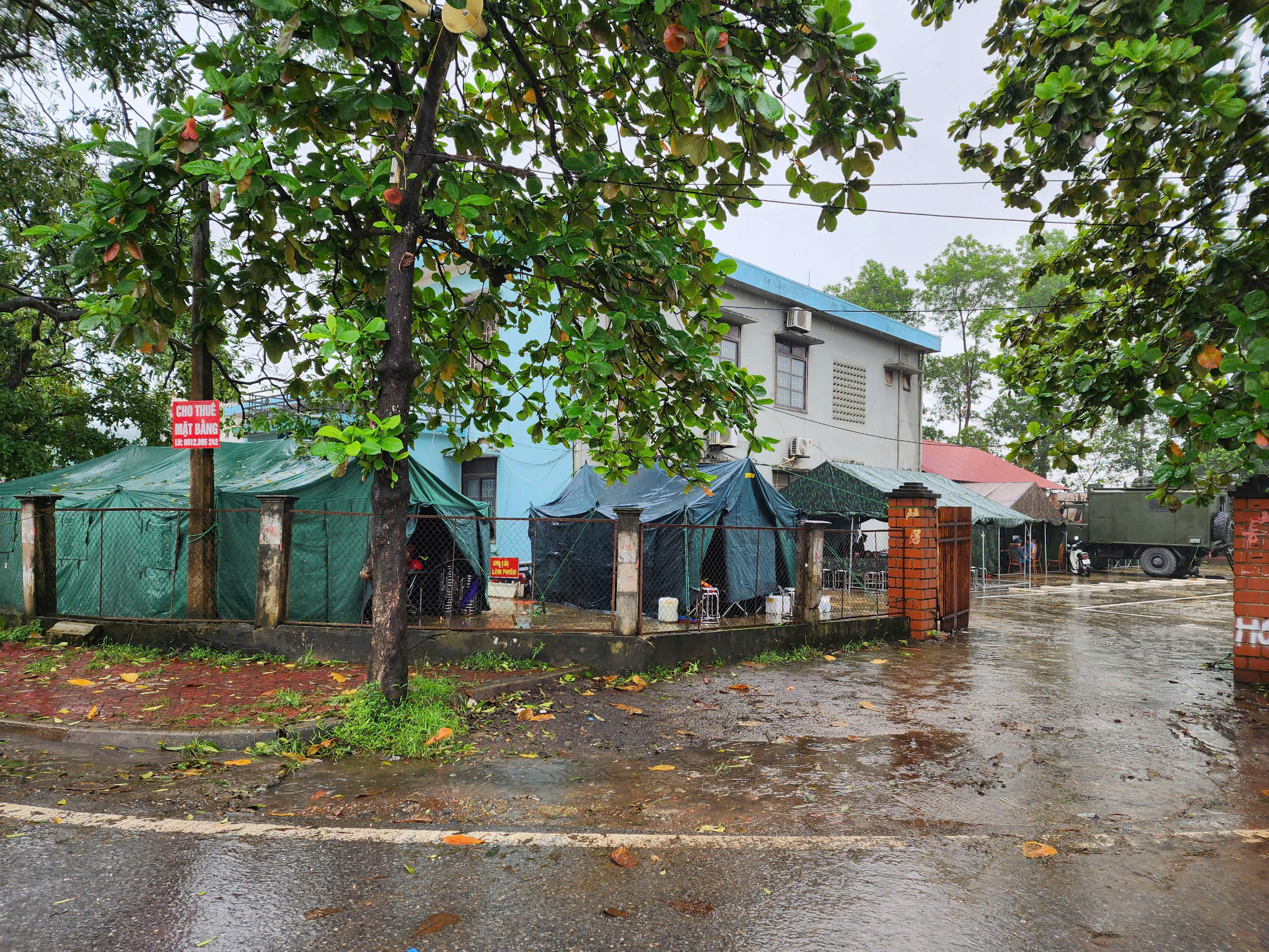 Cận cảnh c&ocirc;ng binh tập kết thiết bị nhưng chưa thể dựng cầu phao tạm v&igrave; nước xiết- Ảnh 8.