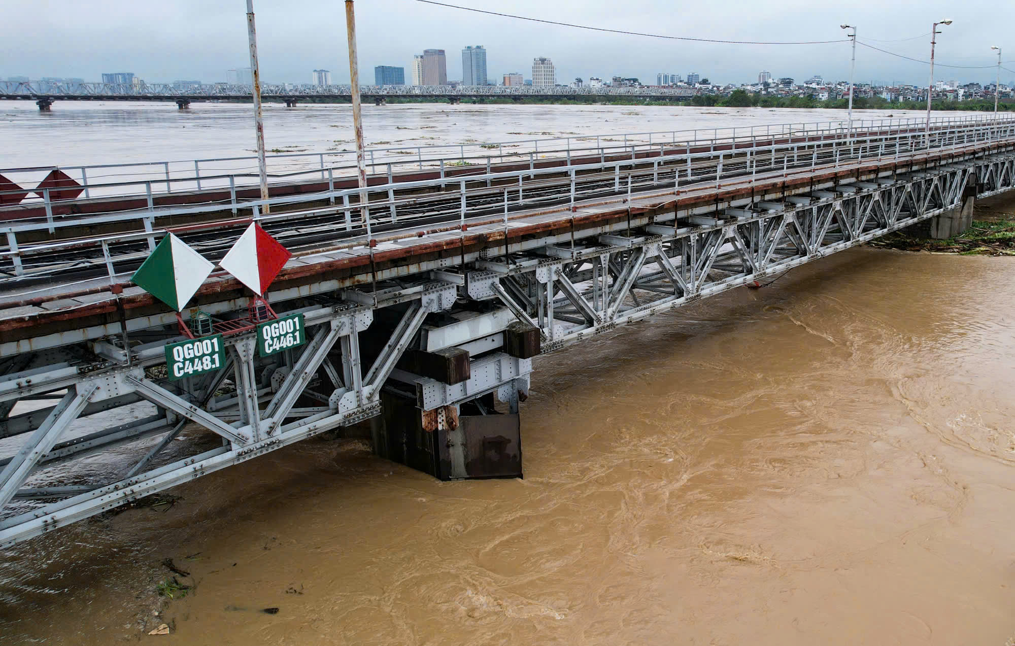 Những c&acirc;y cầu vượt s&ocirc;ng Hồng sau ng&agrave;y hạn chế phương tiện- Ảnh 4.