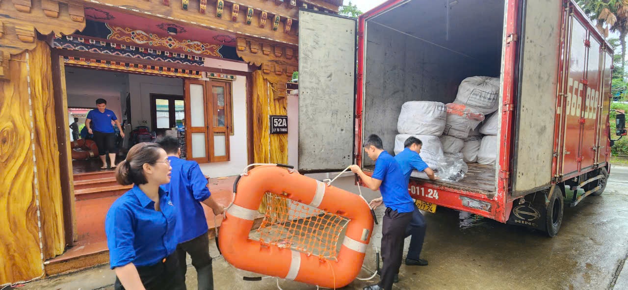 Tuổi trẻ ng&agrave;nh GTVT tức tốc l&ecirc;n đường cứu trợ người d&acirc;n v&ugrave;ng b&atilde;o lũ- Ảnh 1.