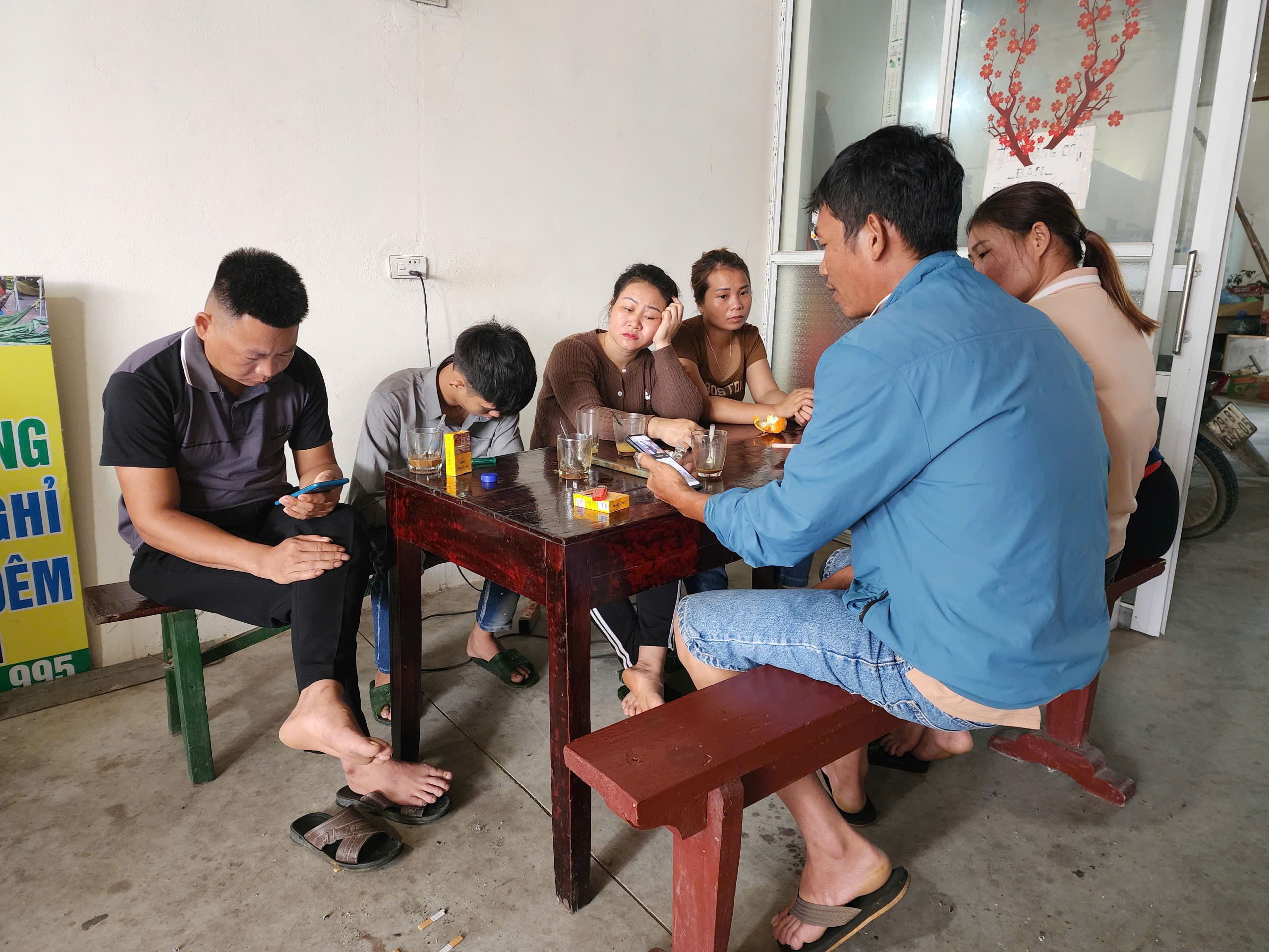 Cận cảnh c&ocirc;ng binh tập kết thiết bị nhưng chưa thể dựng cầu phao tạm v&igrave; nước xiết- Ảnh 9.