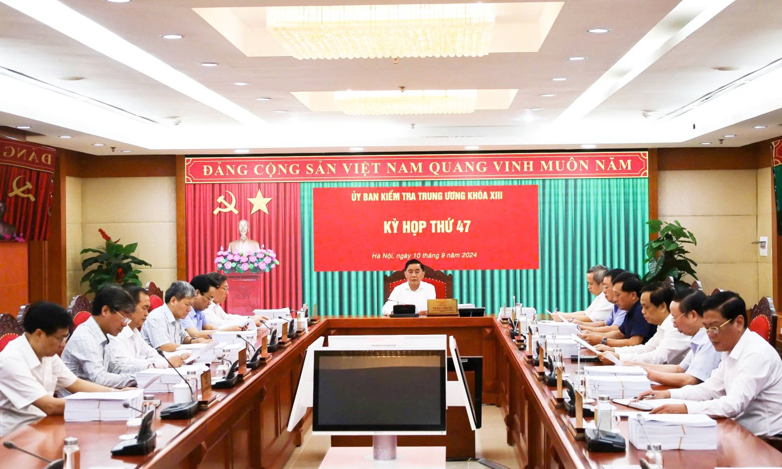 Ủy ban Kiểm tra Trung ương thi h&agrave;nh kỷ luật nhiều c&aacute;n bộ- Ảnh 1.