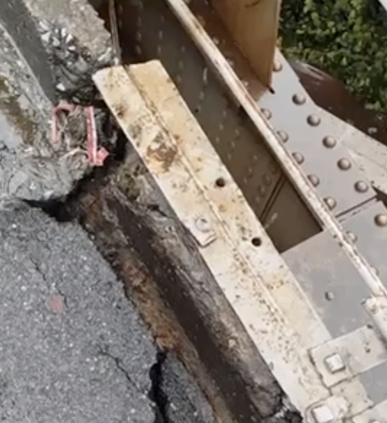 Cầu Long Bi&ecirc;n bong mối h&agrave;n lan can, kh&ocirc;ng uy hiếp an to&agrave;n- Ảnh 1.