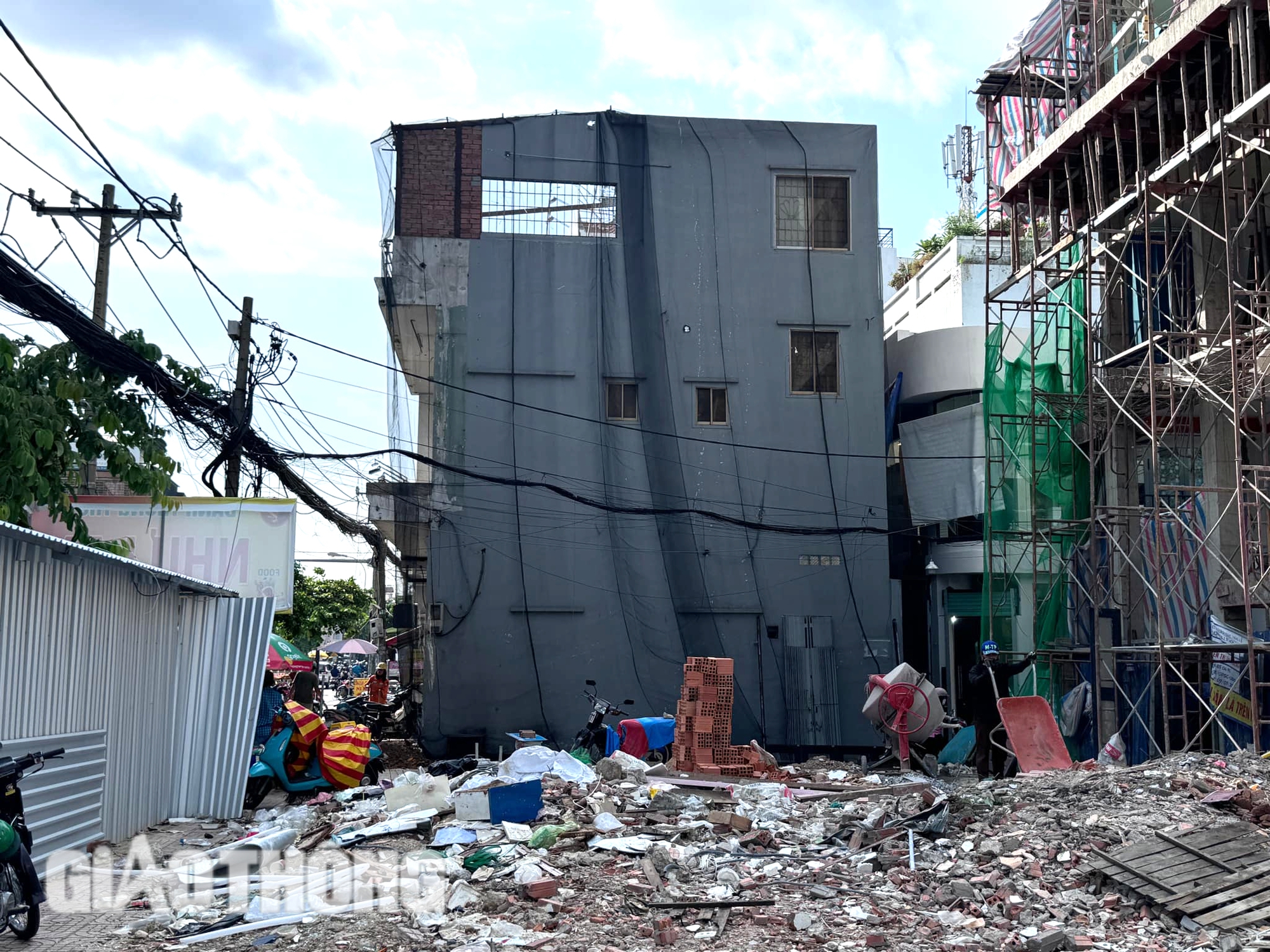 Metro số 2 gặp khó vì giải phóng mặt bằng, hạ tầng kỹ thuật- Ảnh 2. Metro số 2 gặp khó vì giải phóng mặt bằng, hạ tầng kỹ thuật- Ảnh 2.