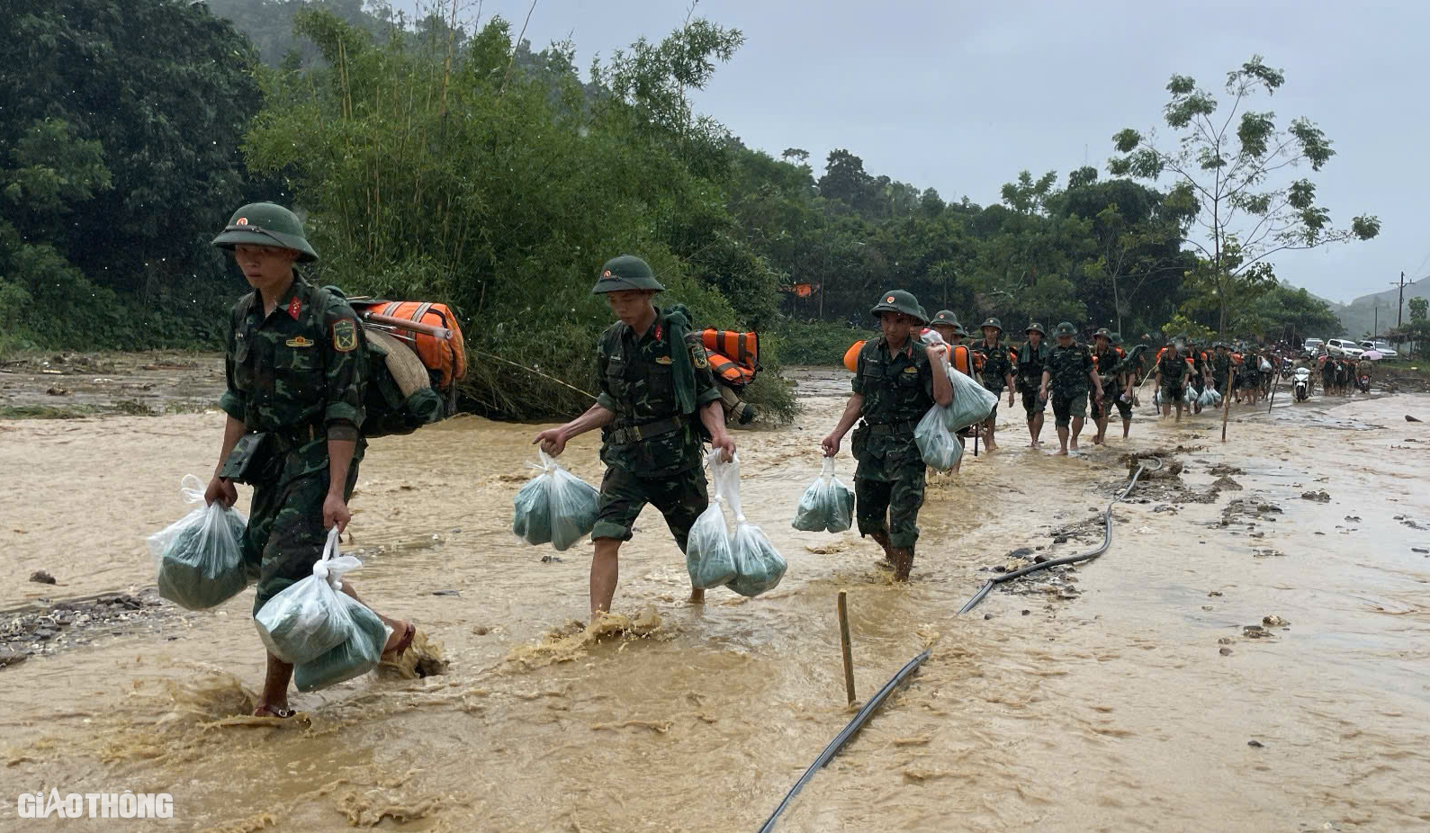 Tang thương L&agrave;ng Nủ sau lũ qu&eacute;t: X&oacute;t xa cảnh bộ đội đưa d&atilde;y quan t&agrave;i l&ecirc;n n&uacute;i- Ảnh 9.