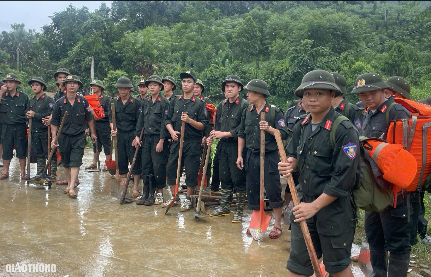 Tang thương L&agrave;ng Nủ sau lũ qu&eacute;t: X&oacute;t xa cảnh bộ đội đưa d&atilde;y quan t&agrave;i l&ecirc;n n&uacute;i- Ảnh 8.